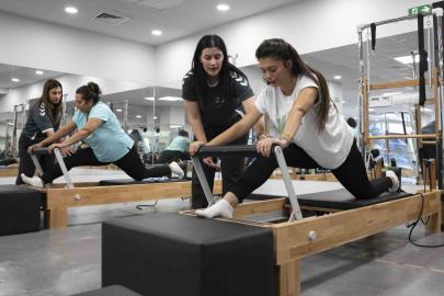 Mersin’de kadınlar ücretsiz pilates kursunda hem spor yapıyor hem sosyalleşiyor