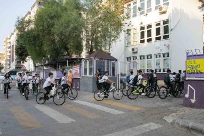 Mersin’de öğrenciler okula pedal çevirerek gitti
