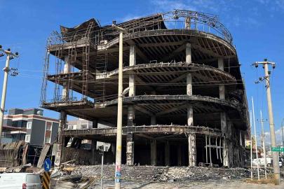 Mersin’deki mobilya mağazası küle döndü, soğutma çalışması sabaha kadar sürdü