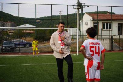 Mesut Özil, gençlere futbol akademisi müjdesi verdi