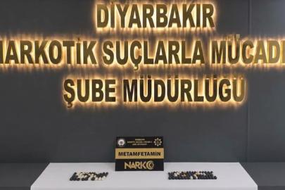 Midelerinde uyuşturucu taşıyan 2 kişi tutuklandı