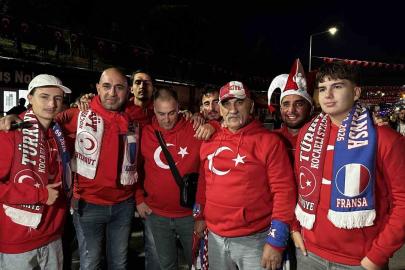 Milli maç için stadyuma akın eden binlerce vatandaş renkli görüntüler oluşturdu