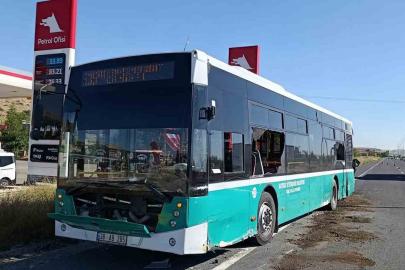 Minibüsün yolcu otobüsüne çarptığı kaza kamerada