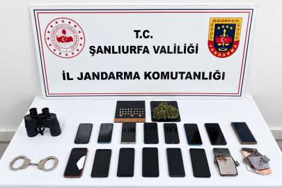 Mısır tarlasında yakalanan dolandırıcıların ev ve arabasından çıkanlar hayrete düşürdü