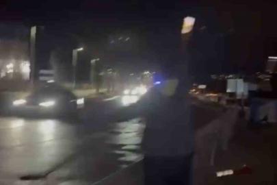 Motosiklet bariyerlere çarptı, gençler cep telefonu ışığıyla trafiği durdurdu