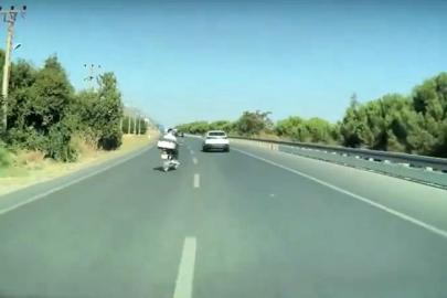 Motosiklet bir anda yola atladı, sürücünün refleksi sayesinde faciadan dönüldü