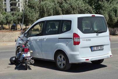 Motosiklet ile hafif ticari araç çarpıştı: 1 yaralı