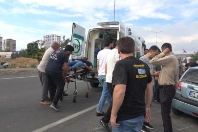 Motosiklet ile otomobil çarpıştı: 1’i ağır 2 yaralı