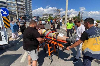 Motosiklet kavşakta dönüş yapan otomobille çarpıştı: 2 yaralı