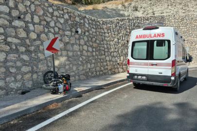 Motosiklet önce yön levhasına, sonra duvara çarptı: 1 ağır yaralı