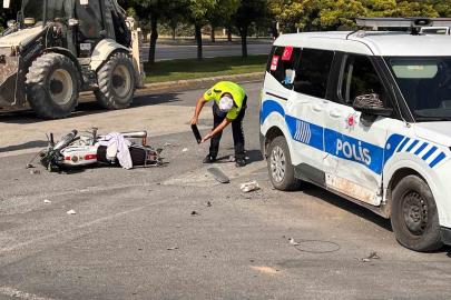 Motosiklet polis aracı ile çarpıştı: 2 yaralı