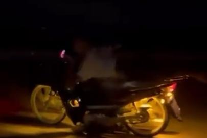 Motosikleti yatarak kullandı, tehlikeli anlar kamerada
