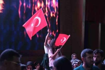 Mustafa Yıldızdoğan Erzincan’da sahne aldı