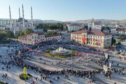 Müziği duyan meydana akın etti, bin 58 kişi halayda buluştu