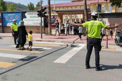 Okul önlerinde trafik güvenliği denetimleri başladı