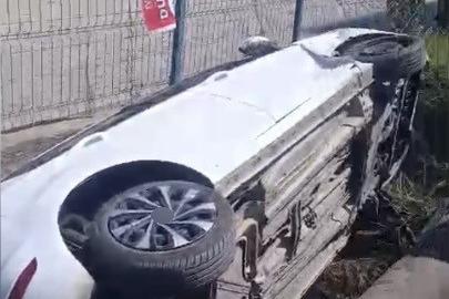 Osmaniye’de çarpışan otomobillerden biri kanala düştü