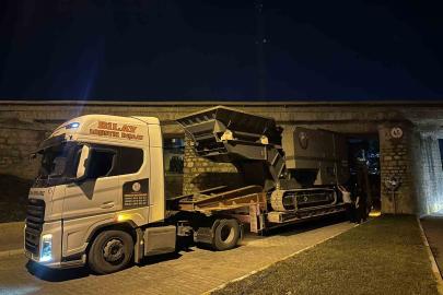 Osmaniye’de  taş kırma makinesi yüklü tır köprüye sıkıştı