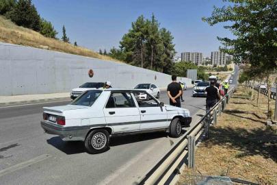Otomobil bariyerlere çarptı: 2 yaralı