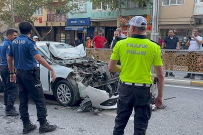 Otomobil belediye otobüsüne çarptı, sürücü ağır yaralandı