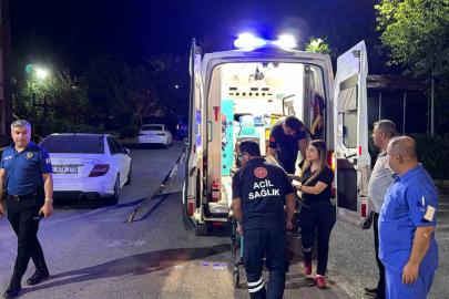 Otomobil kaldırım kenarında oturan kişiye çarptı: 1 ağır yaralı