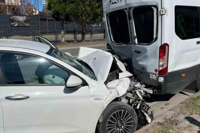 Otomobil minibüse arkadan çarptı: 4 yaralı