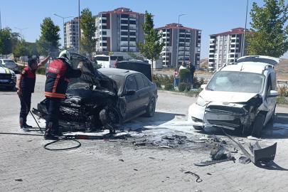 Otomobil ve hafif ticari araç çarpıştı, 1 kişi yaralandı