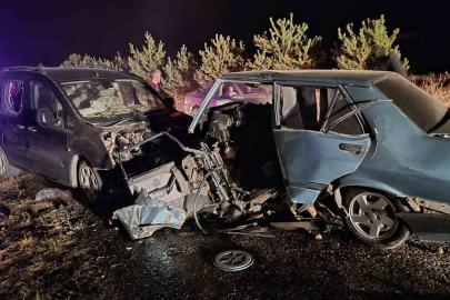 Otomobil ve hafif ticari araç çarpıştı: 1 ölü, 2 yaralı