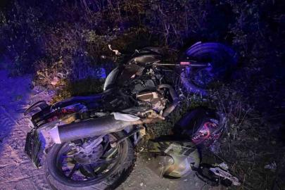 Otomobil ve motorsiklet kafa kafaya çarpıştı;2 yaralı