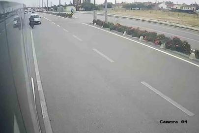 Otomobilin çarptığı elektrikli bisiklet sürücüsü havaya fırladı: O anlar kamerada