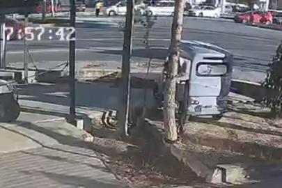 Otomobilin yayaya çarptığı anlar kamerada