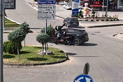 Otomobille motosikletin çarpıştığı kaza kamerada: Sürücü böyle savruldu