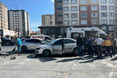 Otomobiller çarpıştı: 2 yaralı