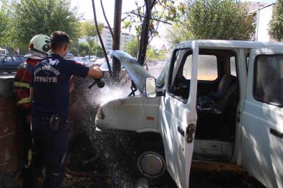 Park halindeki kamyonette yangın çıktı
