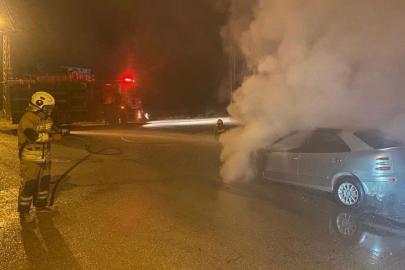 Payas’ta otomobilin motorundan alevler yükseldi
