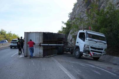 Pelet yüklü kamyon bariyerlere çarptı, kasası devrildi: 1 yaralı