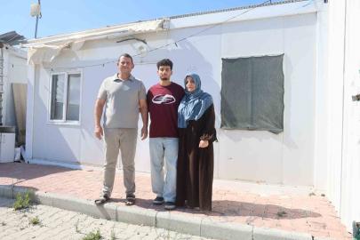 Perdeyle ikiye bölünen 18 metrekarelik konteynerde ders çalışarak tıp fakültesini kazanan depremzede Hasan’ın hayali gerçeğe döndü