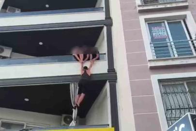 Polisin baskın yaptığı evin balkonundan kaçmaya çalışan uyuşturucu tacirinin o anları kamerada