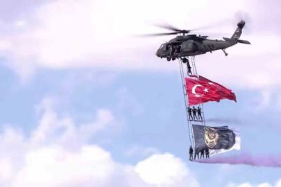 Polislerin yerli helikopterle Türk bayraklı şovu hayran bıraktı