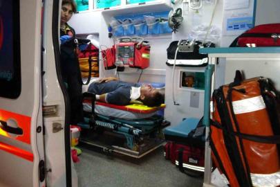 Refüj bordürüne çarpan otomobil takla attı: 2 yaralı