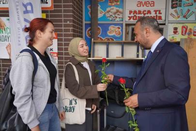 Rektör Akkaya yeni öğrencileri otogarda karşıladı