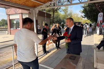 Rektör Prof. Dr. Göktaş öğrencileri çiçeklerle karşıladı