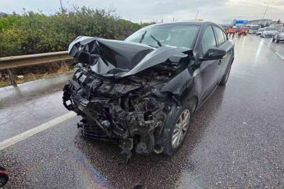 Rüzgar gülü gövdesi taşıyan tıra otomobil arkadan çarptı 4 yaralı