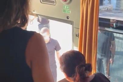 Sağlık personelini taşıyan otobüsün önünü kesip camlarını yumrukladılar