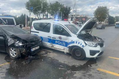 Sakarya’da polis aracı ile otomobil çarpıştı: 2’si polis, 5 yaralı