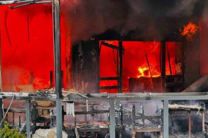 Sakarya’da restoran alevlere teslim oldu, çok sayıda ekip sevk edildi