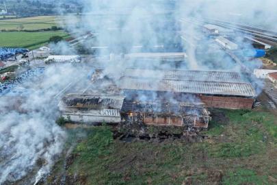 Saman deposu küle döndü: Hasarın boyutu dronla görüntülendi