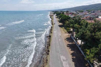 Samsun’da kıyı erozyonu yola kadar ulaştı, yapıları tehdit ediyor