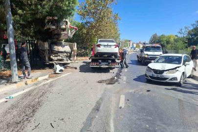 Sancaktepe’de beton pompa aracı karşı şeride geçerek 3 araca çarptı: 5 yaralı