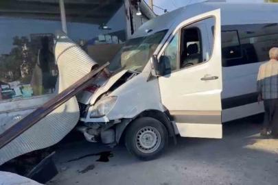 Şanlıurfa’da işçi servisi dükkana daldı: 10 yaralı