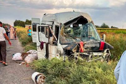Şanlıurfa’da işçileri taşıyan servis tahliye kanalına devrildi: 15 yaralı